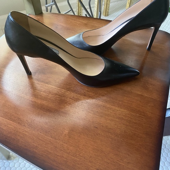 Gorgeous classic Prada pump.  Only worn 4-5 times. - Picture 2 of 5